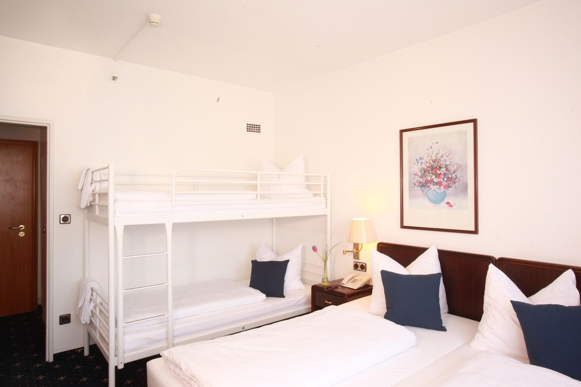 Hotel Excelsior - Central Station Frankfurt am Main Room photo