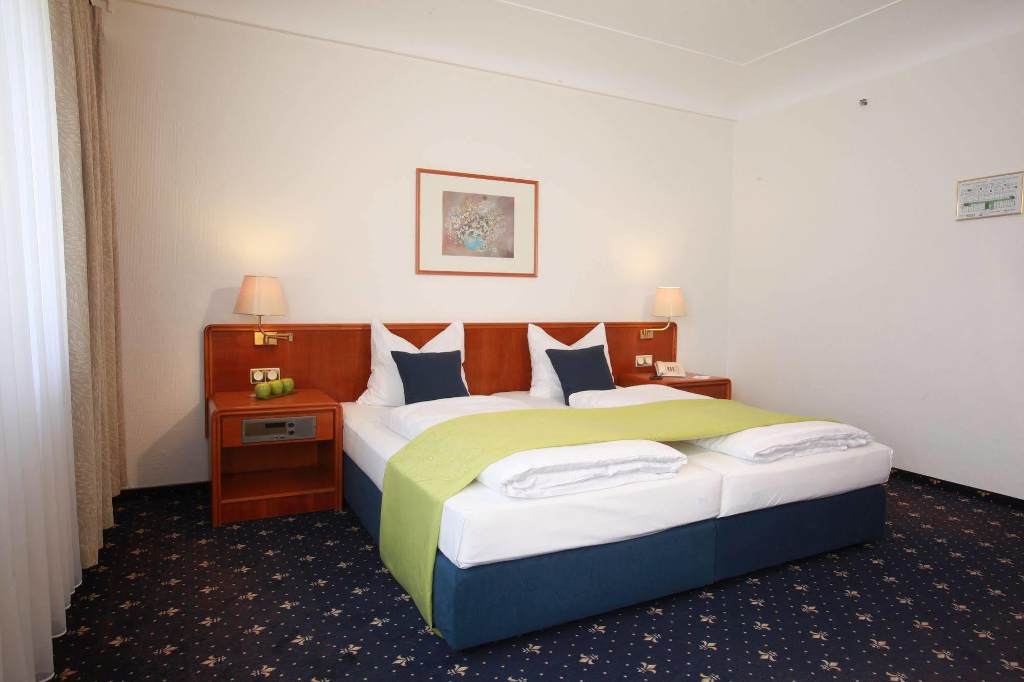 Hotel Excelsior - Central Station Frankfurt am Main Room photo
